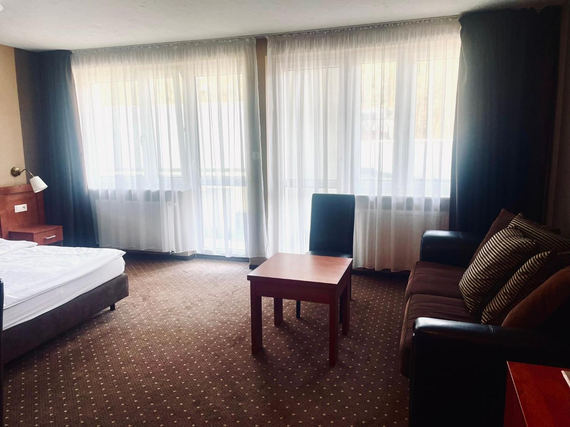 Papaver Hotel Ślesin Εξωτερικό φωτογραφία